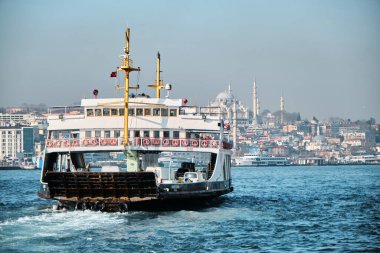04.03.2021 İstanbul Türkiye. Sabah Bosphorus istanbul 'a giden yolcu feribotu antik sedir camileri arka planında.