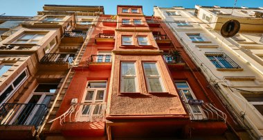 Türkiye istanbul 04.03.2021. İstanbul 'da mavi gökyüzü arka planı ve birçok penceresi olan modern mimari binaların cephe görüntüsü.