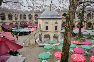 Bursa, Türkiye 29.03.2021. Bursa 'daki eski ve eski bir halk evi olan Koza Han şehrin ipek yol merkezinden geliyor. Evin içinde bir sürü şemsiye var. Yağmurlu ve bulutlu bir gün.