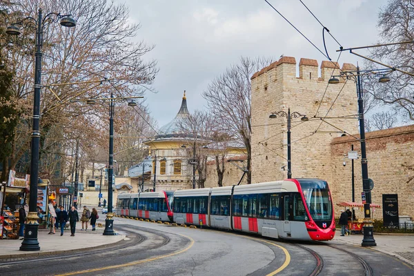 2021 Pavo Estambul Tranvía Transporte Público Que Pasa Cerca Mezquita —  Fotos de Stock