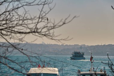 Türkiye istanbul 04.03.2021. Constantinople ve Bosphorus şehri, sabahın erken saatlerinde dolmabahce sarayından fotoğraf çekerek gemi ve feribotla Marmara Denizi 'nin suyuna yansıyor..