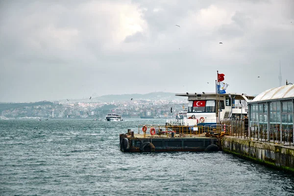 2021 Istanbul Turkey Istanbul Bosporus Taking Photo Galata Bridge Shore — Stock Photo, Image