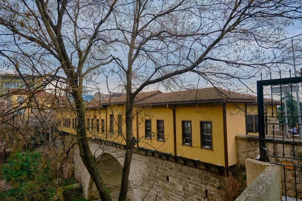 2021 トルコのブルサ 乾燥し 枯れて枝の後ろに雨や曇りの日の間に古いと古代のIrgandi橋 黄色の色の石とリードレンガの屋根の小さな家とIrgandi橋 — ストック写真