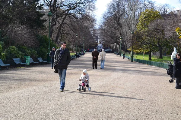 Francja Paryż 2012 Park Publiczny Paryżu Wieloma Ludźmi Spacerującymi Przed — Zdjęcie stockowe