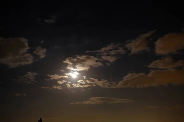 Nacht Foto Volle Maan Hemel Wolken Voor Maan Stad Licht — Stockfoto