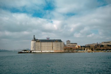 İstanbul 'da İstanbul Boğazı' nda büyük bulutlu ve yeniden inşa çalışmaları yapan yaya feribotundan fotoğraf çekerek eski barok tarzı Haydarpaşa tren istasyonu inşa ediliyor. Türkiye istanbul 03.03.2021.