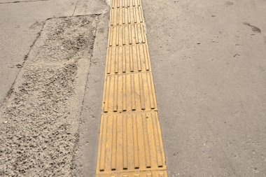 Sarı cadde, yürüme sırasında körleri yönlendirmek için kapanıyor.
