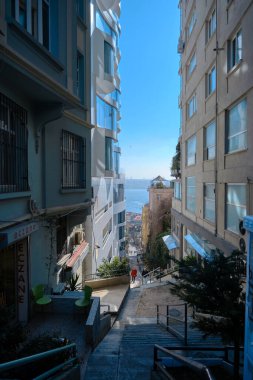 Türkiye İstanbul 04.03.2021 İstanbul Boğazı, besiktas ilçesinin dar bir sokağından sabah saatlerinde. Eski apartmanlardan Bosporus manzarası