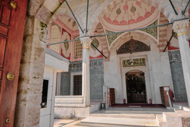 İstanbul 'da Hatice Turhan Sultan' ın mezarı. Mezar içerisindeki bahçeye açılan kapı. Arapça, turkuaz renkli sedirli fayans kapılı ve sedirli mimari. Türkiye istanbul 04.03.2021