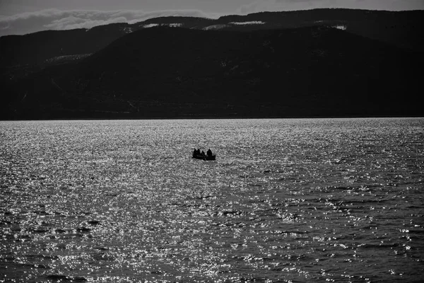 Gente Turista Barco Navegando Través Una Enorme Montaña Bajo Sol —  Fotos de Stock