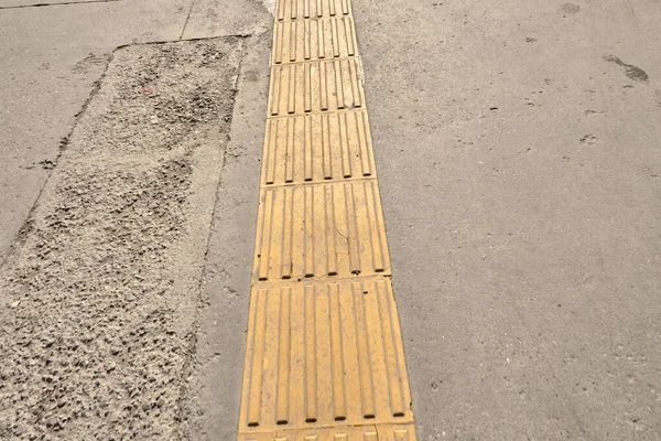 Sarı cadde, yürüme sırasında körleri yönlendirmek için kapanıyor.