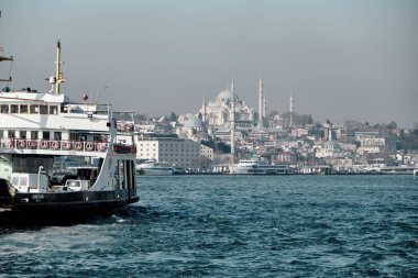Türkiye istanbul 03.03.2021. Muhteşem İstanbul şehrine sahip yaya feribotu ve Osmanlı İmparatorluğu tarafından sabah erken saatlerde kurulan büyük camiler. 