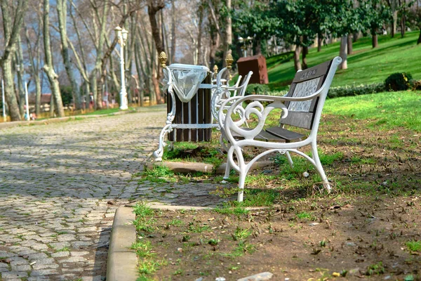Gulhane Park Istanbulu Během Slunečného Dne Bílou Barvou Sezení Lavice — Stock fotografie