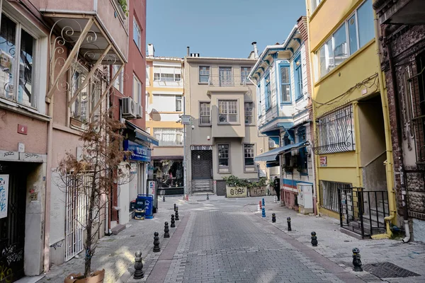 2021 卡迪科伊岛 土耳其 清晨时分 莫达省狭窄街道上的街景和老式风格建筑 写在大楼上 — 图库照片