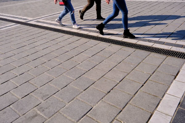 2021 Turquia Istanbul Pessoas Duas Mulheres Atraentes Homem Caminhando Paralelepípedos — Fotografia de Stock