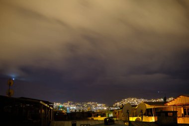 Gece boyunca Bursa ve bulutlu hava. Türkiye Bursa, Ulu Dağı (uludag) gece boyunca dev bulutlarla manzaralı. Telpher kulesi ve onun ışığı dağın zirvesinde.