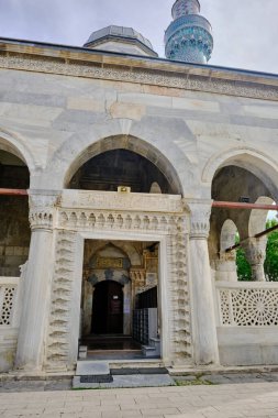 29.4.2021. Bursa, Hindi. Nicaea 'daki (iznik) yeşil camii giriş kapısı ve geçidin üzerinde mermer taşlara birçok mimari detay kazınmış Arapça ve İslami ayrıntılar.