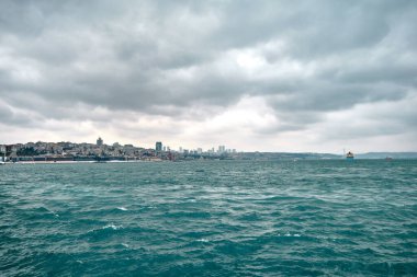 İstanbul 'da. Türkiye 26.02.21 fotoğraf Altın Boynuz İstanbul 'da hava bulutluyken Karakoy sahilinde Galata Köprüsü tarafından çekildi.