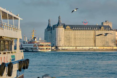 İstanbul. Türkiye 26.02.21.Martı Boğaz 'da eski ve eski bir tren istasyonu olan Haydarpaşa Boğazı' nda bulunuyor. Haydarpaşa, iç taşımacılık için feribotla yapılan inşaat çalışmaları nedeniyle kapsayacak