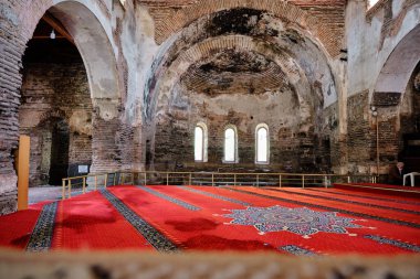 28.4.2021 iznik (Nicea). Bursa. Hindi. İznik 'teki Hagia Camii' nin içinde. Eski kilisenin mimari detayları ve Osmanlı İmparatorluğu 'nun erken dönemlerinde İslami camiye kapatılmış..