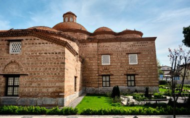29.4.2021. Nicaea (iznik), Türkiye. İslami sanat müzesi ve bahçesi. Güneşli bir günde kırmızı tuğlalardan yapılmış bir müze ve bahçedeki birçok mezar taşı..