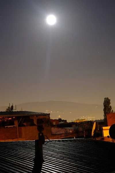 Lua Cheia Meio Noite Bursa Lua Reflexão Luz Sobre Telhado — Fotografia de Stock