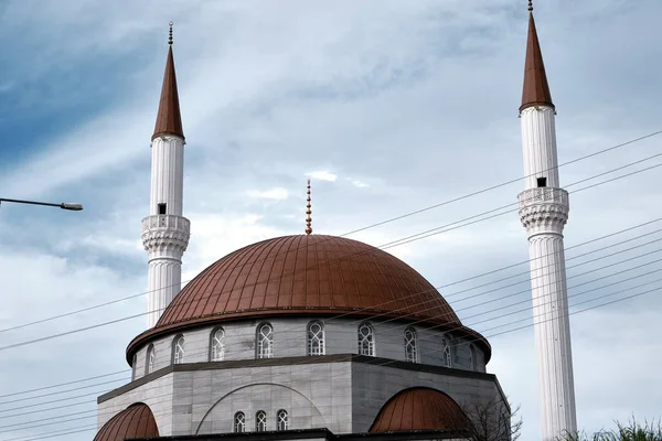Dos Minaretes Mezquita Recién Establecida Con Cúpula Color Rojo Con — Foto de Stock