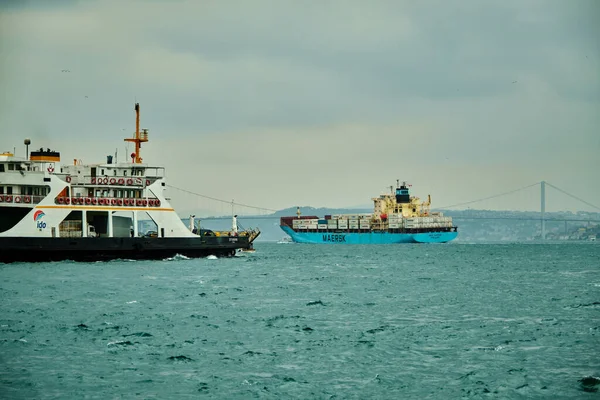 2021 Istanbul Turkije Bewolkte Regenachtige Dag Istanbul Bosporus Transport Schip — Stockfoto