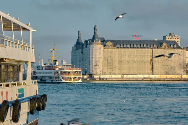İstanbul. Türkiye 26.02.21.Martı Boğaz 'da eski ve eski bir tren istasyonu olan Haydarpaşa Boğazı' nda bulunuyor. Haydarpaşa, iç taşımacılık için feribotla yapılan inşaat çalışmaları nedeniyle kapsayacak