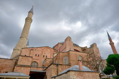 Hagia Sou 'nun üzerindeki bulutlu ve bulutlu hava. Sultanahmet Meydanı 'ndan ve görkemli parlak gökyüzünden fotoğraf çekerek Antik haj camii. 04.03.2021 İstanbul. Türkiye.