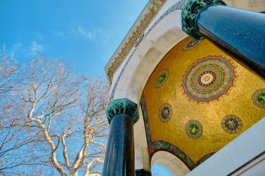 Fatih istanbul 'daki Sultanahmet Meydanı ve Osmanlı İmparatorluğu döneminde Alman fıskiyesi olarak adlandırılan muhteşem oymalar ve resimlerle kurulan eski halk çeşmesi. Türkiye istanbul 03.03.2021
