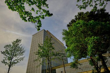 29.4.2021. Bursa. Hindi. Bursa 'da yeni kurulan adliye sarayı ve adalet sarayı yeşil ağaçların ve mavi gökyüzünün arkasında..