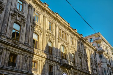 Modern mimari binasının birçok yerçekimi cephesi. İstanbul 'daki istiklal Caddesi' nde sabah erken saatlerde sarı ve modern binalar, apartmanlar ve dükkanlar. Türkiye istanbul 04.03.2021.