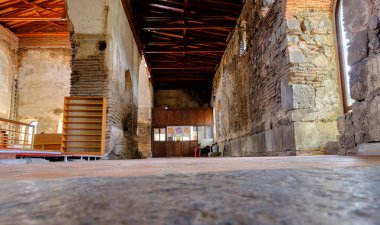 28.4.2021 iznik (Nicea). Bursa. Hindi. İznik 'teki Hagia Camii' nin içinde. İslami camiye dönüştürülmüş mimari detaylar. Osmanlı İmparatorluğu 'nun ilk dönemlerinde muhteşem taş mezarlıklarla.