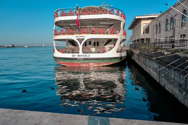 2021 Istanbul Turecko Vnitřní Trajekt Pro Pěší Kotví Kádikojském Pobřeží — Stock fotografie