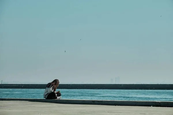 Bosphore Istanbul Journée Ensoleillée Une Jeune Fille Assoit Sur Port — Photo