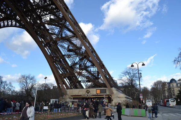 2012 Paris Frankreich Berühmte Eiffelturmecke Und Viele Touristen — Stockfoto