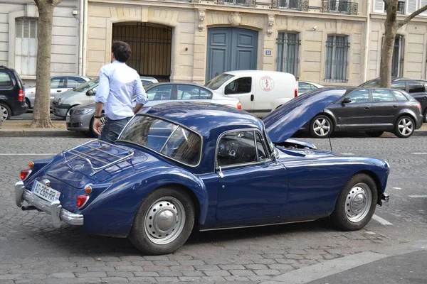 2012 Paris Frankreich Ein Mann Und Alte Retro Auto Parkplatz — Stockfoto