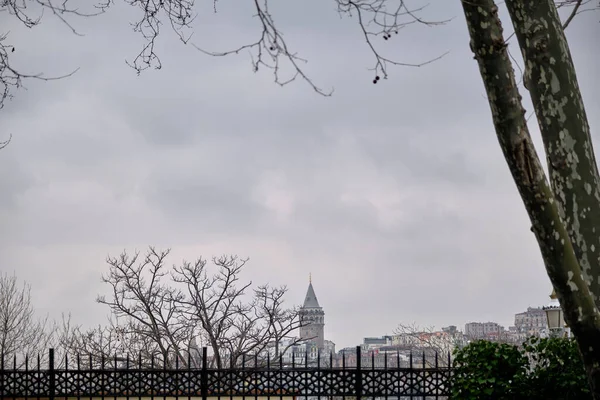 Widok Wieży Galata Parku Gulhane Stambule Podczas Pochmurnego Deszczowego Dnia — Zdjęcie stockowe