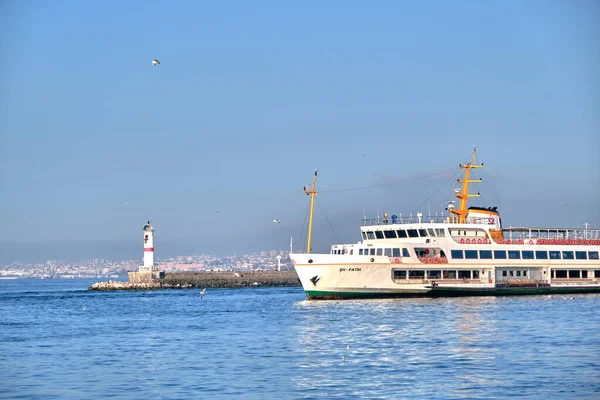 Istambul Turquia 2021 Ferry Transporte Pedestre Interno Bosporus Perto Porto — Fotografia de Stock
