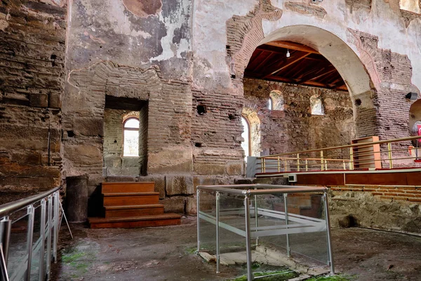 2021 Iznik Nicea ブルサ トルコだ イズニクのハギア ソフィアモスクの中です 古い教会の建築の詳細と赤レンガで作られた古代の内部の壁を台無しに — ストック写真