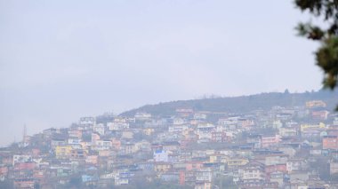 Bursa, Türkiye 29.03.2021. Bulutlu ve yağmurlu günlerde Bursa. Fotoğraf: Tophane bölgesinden ulu dağına (uludag) kadar sisli ve sisli gökyüzü.