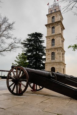 Hava bulutluyken Tophane bölgesinde çekilmiş bir fotoğraf. Eski usul silah ve saat kulesi Osmanlı İmparatorluğu döneminde kuruldu. 29.03.2021. Bursa Türkiye. 