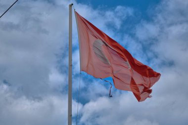 Bulutlu gökyüzü arka planına sahip devasa bir Türk bayrağı. Bayrak yırtıldı