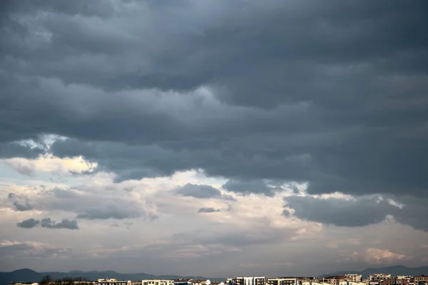 Céu Nublado Nuvens Chuva Com Reflexo Sol Nuvens Sobre Casa — Fotografia de Stock