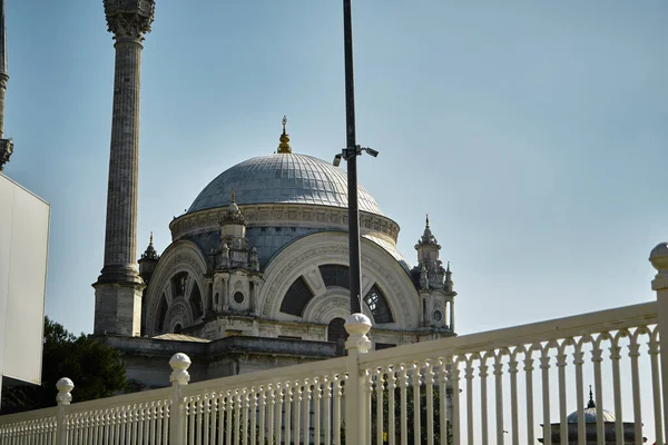 Барокко Древняя Оттоманская Архитектурная Мечеть Долмабахче Возле Истанбульского Бофора Угол — стоковое фото