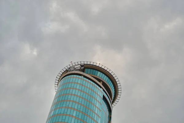 曇りの空とショッピングモールとイスタンブールの住宅建築現代建築 — ストック写真