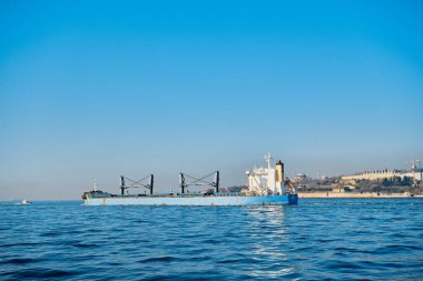 Türkiye istanbul 04.03.2021. İstanbul Boğazı 'ndaki dış lojistik nakliye gemisi ve feribot sabah erken saatlerde altın boynuzlu İstanbul' da antik ve eski bir hagia Sofya arka planıyla.