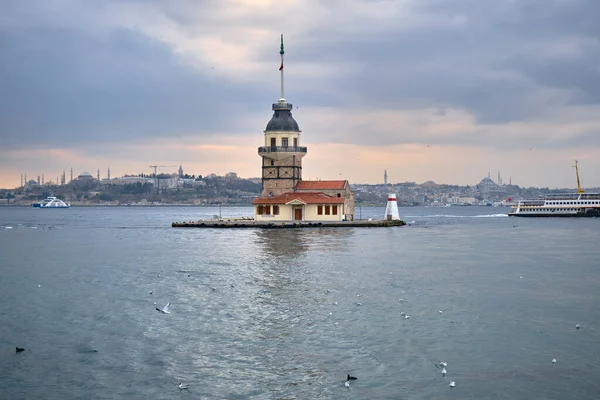 Πύργος Της Παρθένου Kiz Kulesi Στην Κωνσταντινούπολη Της Τουρκίας Κατά — Φωτογραφία Αρχείου