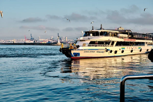 2021 Istanbul Turkije Kadikoy Kust Met Voetgangers Veerboot Turyol Vroeg — Stockfoto